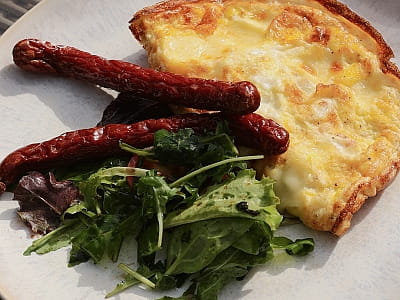 ресторан с открытой террасой в загородном комплексе «Тихий Лес» на берегу Днепра