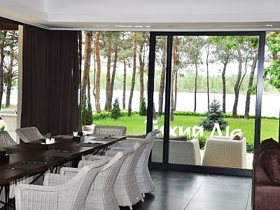 ресторан с открытой террасой в загородном комплексе «Тихий Лес» на берегу Днепра