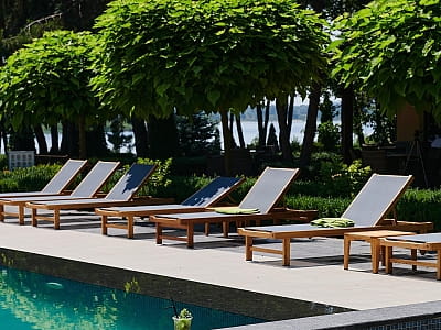 Открытый летний бассейн в загородном комплексе «Тихий Лес» на берегу Днепра