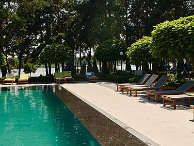 Открытый летний бассейн в загородном комплексе «Тихий Лес» на берегу Днепра