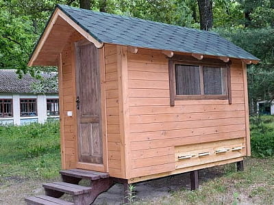 Апидом в «Зачарованном озере» — это уникальный способ оздоровления без укусов: вы отдыхаете на лежаке над ульями, вдыхая аромат меда, прополиса и трав.