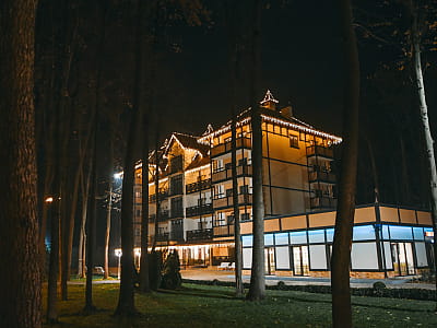 Загородный комплекс «Застава» — место для комфортного отдыха на природе: отель, ресторан, баня, развлечения, летний бассейн и мероприятия в живописной локации.