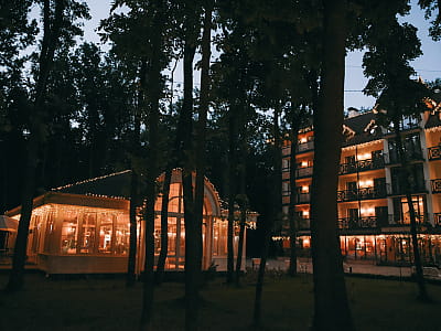 Загородный комплекс «Застава» — место для комфортного отдыха на природе: отель, ресторан, баня, развлечения, летний бассейн и мероприятия в живописной локации.