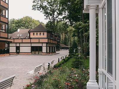 Загородный комплекс «Застава» — место для комфортного отдыха на природе: отель, ресторан, баня, развлечения, летний бассейн и мероприятия в живописной локации.