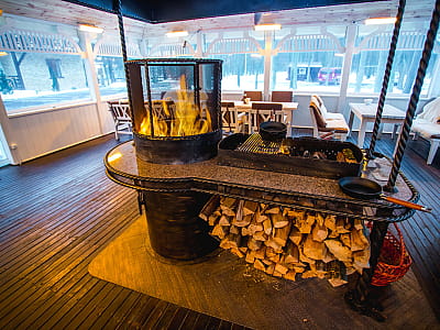 охотничий домик с костром и запахом древесины Zajka Grill в загородном комплексе ZASTAVA (Застава) возле Умани