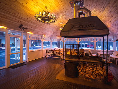 охотничий домик с костром и запахом древесины Zajka Grill в загородном комплексе ZASTAVA (Застава) возле Умани