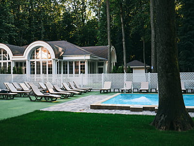 Открытый летний бассейн в загородном комплексе ZASTAVA возле Умани