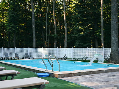 Открытый летний бассейн в загородном комплексе ZASTAVA возле Умани