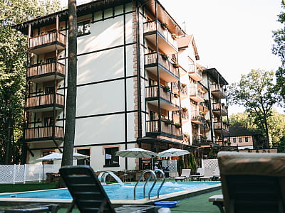 Открытый летний бассейн в загородном комплексе ZASTAVA возле Умани