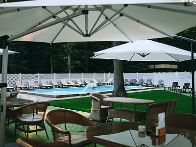 Открытый летний бассейн в загородном комплексе ZASTAVA возле Умани