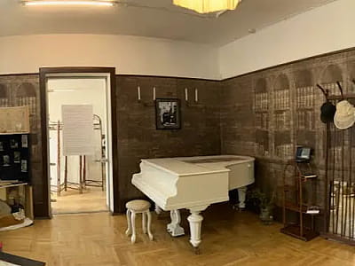 Литературно-мемориальный музей М. Булгакова на Андреевском спуске — киевский дом писателя, где сохранились интерьеры, архивы и история его творчества.