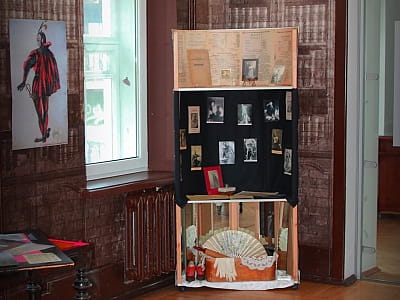 Литературно-мемориальный музей М. Булгакова на Андреевском спуске — киевский дом писателя, где сохранились интерьеры, архивы и история его творчества.