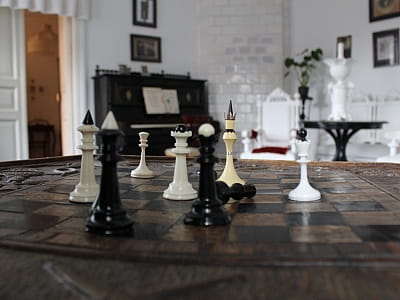 Литературно-мемориальный музей М. Булгакова на Андреевском спуске — киевский дом писателя, где сохранились интерьеры, архивы и история его творчества.