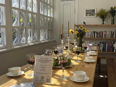 Литературно-мемориальный музей М. Булгакова на Андреевском спуске — киевский дом писателя, где сохранились интерьеры, архивы и история его творчества.