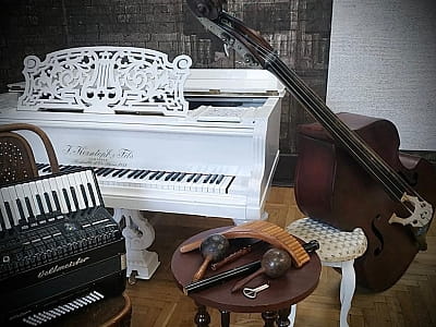 Литературно-мемориальный музей М. Булгакова на Андреевском спуске — киевский дом писателя, где сохранились интерьеры, архивы и история его творчества.