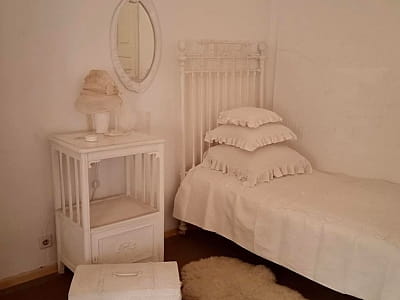 Литературно-мемориальный музей М. Булгакова на Андреевском спуске — киевский дом писателя, где сохранились интерьеры, архивы и история его творчества.