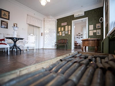 Литературно-мемориальный музей М. Булгакова на Андреевском спуске — киевский дом писателя, где сохранились интерьеры, архивы и история его творчества.