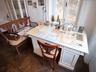 Литературно-мемориальный музей М. Булгакова на Андреевском спуске — киевский дом писателя, где сохранились интерьеры, архивы и история его творчества.