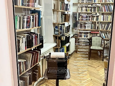 Литературно-мемориальный музей М. Булгакова на Андреевском спуске — киевский дом писателя, где сохранились интерьеры, архивы и история его творчества.