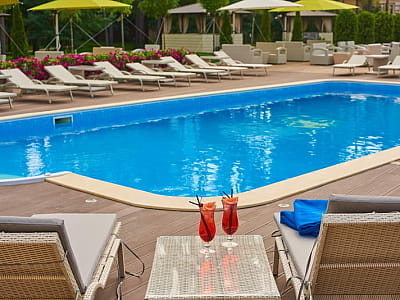 Бассейны комплекса City Holiday Resort & SPA — это сочетание элегантности и полного релакса. В теплое время года гостей приглашает открытый летний бассейн с террасой и баром под открытым небом, где можно освежиться коктейлем. 