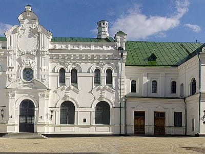 Национальный музей декоративного искусства Украины — одно из важнейших художественных учреждений государства, объединяющее многовековую историю, традиции и творчество украинского народа. 