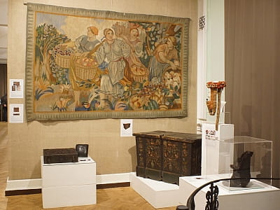 Национальный музей декоративного искусства Украины — одно из важнейших художественных учреждений государства, объединяющее многовековую историю, традиции и творчество украинского народа. 