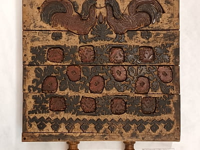 Станок для выбивки 1930 г. из Киевской области после реставрации (художник-реставратор Анастасия Иваненко). в Национальном музее декоративного искусства Украины