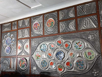 Оформление танцевального зала Полонского дома культуры. 1974 г. Работа художников из Киева (фарфоровые тарелки изготавливались на Полонском фарфоровом заводе) в Национальном музее декоративного искусства Украины.