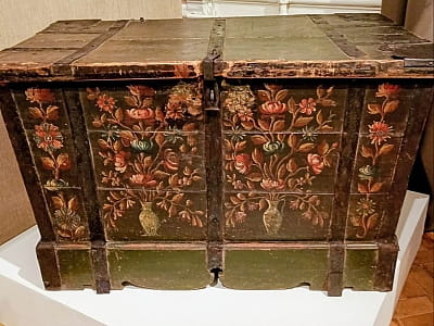 Сундук после реставрации в экспозиции выставки Национального музея декоративного искусства Украины