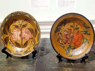 Национальный музей декоративного искусства Украины — это настоящий храм украинского творчества, где каждый экспонат дышит историей, символизмом и любовью к своей земле. Здесь сохранены уникальные наследия мастеров прошлого и современных художников, продол