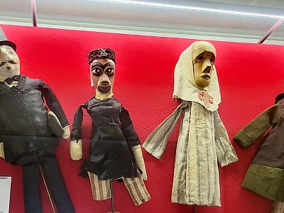 Национальный музей декоративного искусства Украины — это настоящий храм украинского творчества, где каждый экспонат дышит историей, символизмом и любовью к своей земле. Здесь сохранены уникальные наследия мастеров прошлого и современных художников, продол