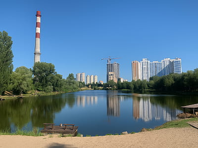 Озеро Корольок, также известное как Буревестник, — уютный водоем в Дарницком районе Киева, сочетающий природную красоту с комфортом для отдыха.