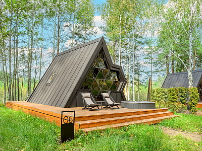Загородный комплекс Mandra Petrichor - это изысканный глэмпинг в селе Забуяння, Киевская область, Макаровский район.