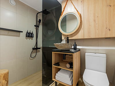 Загородный комплекс Mandra Petrichor - это изысканный глэмпинг в селе Забуяння, Киевская область, Макаровский район.