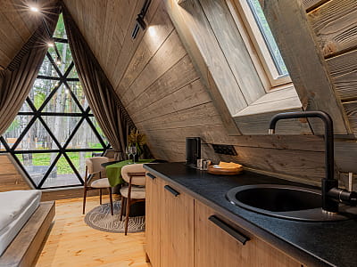 Загородный комплекс Mandra Petrichor - это изысканный глэмпинг в селе Забуяння, Киевская область, Макаровский район