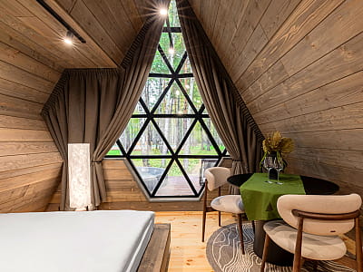 Загородный комплекс Mandra Petrichor - это изысканный глэмпинг в селе Забуяння, Киевская область, Макаровский район.