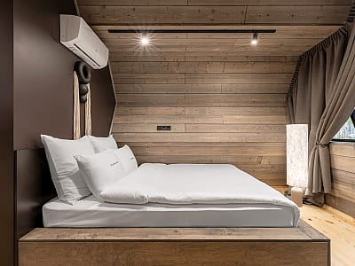 Загородный комплекс Mandra Petrichor - это изысканный глэмпинг в селе Забуяння, Киевская область, Макаровский район.