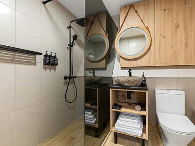 Загородный комплекс Mandra Petrichor - это изысканный глэмпинг в селе Забуяння, Киевская область, Макаровский район.