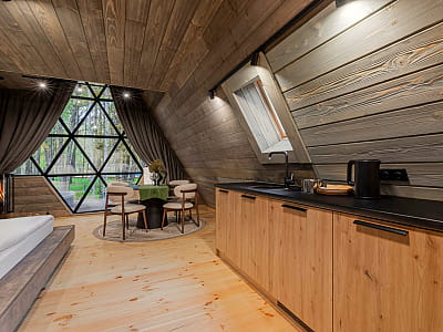 Загородный комплекс Mandra Petrichor - это изысканный глэмпинг в селе Забуяння, Киевская область, Макаровский район.