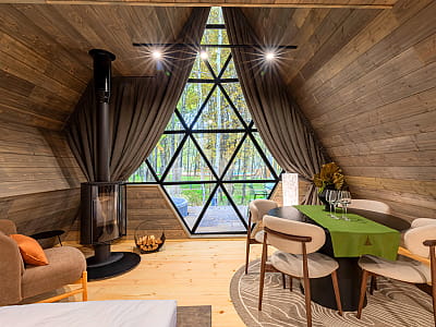 Загородный комплекс Mandra Petrichor - это изысканный глэмпинг в селе Забуяння, Киевская область, Макаровский район.