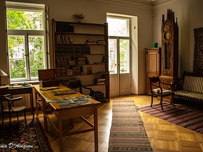 Историко-мемориальный музей Михаила Грушевского в Киеве — аутентичный дом ученого, где воссоздан его кабинет, семейная атмосфера и уникальная историческая экспозиция.