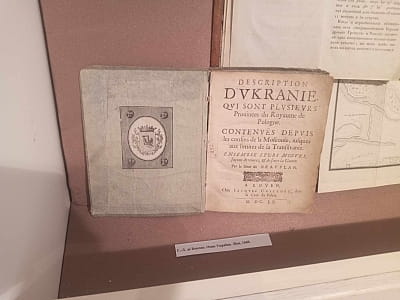 Музей «Усадьба на Кудрявке» — историческая усадьба и экспозиция о быте и культуре Киева XIX века. Атмосфера старого города, выставки и аутентичный интерьер.