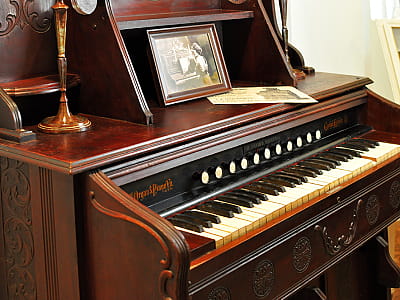 Музей «Усадьба на Кудрявке» — историческая усадьба и экспозиция о быте и культуре Киева XIX века. Атмосфера старого города, выставки и аутентичный интерьер.