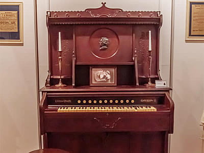 Музей «Усадьба на Кудрявке» — историческая усадьба и экспозиция о быте и культуре Киева XIX века. Атмосфера старого города, выставки и аутентичный интерьер.