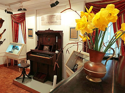 Музей «Усадьба на Кудрявке» — историческая усадьба и экспозиция о быте и культуре Киева XIX века. Атмосфера старого города, выставки и аутентичный интерьер.