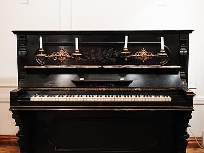 Музей «Усадьба на Кудрявке» — историческая усадьба и экспозиция о быте и культуре Киева XIX века. Атмосфера старого города, выставки и аутентичный интерьер.