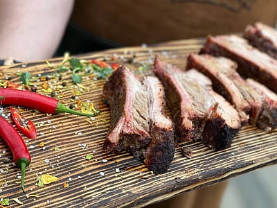 настоящий техасский смокер, в котором томятся брискет, ребра, рванина и другие BBQ-деликатесы в загородном комплексе SPORTOHOTA в городе Черкассы