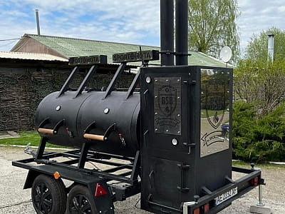 настоящий техасский смокер, в котором томятся брискет, ребра, рванина и другие BBQ-деликатесы в загородном комплексе SPORTOHOTA в городе Черкассы