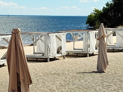 пляжная зона на берегу Днепра в загородном комплексе SPORTOHOTA в городе Черкассы