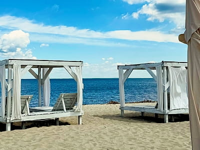 пляжная зона на берегу Днепра в загородном комплексе SPORTOHOTA в городе Черкассы